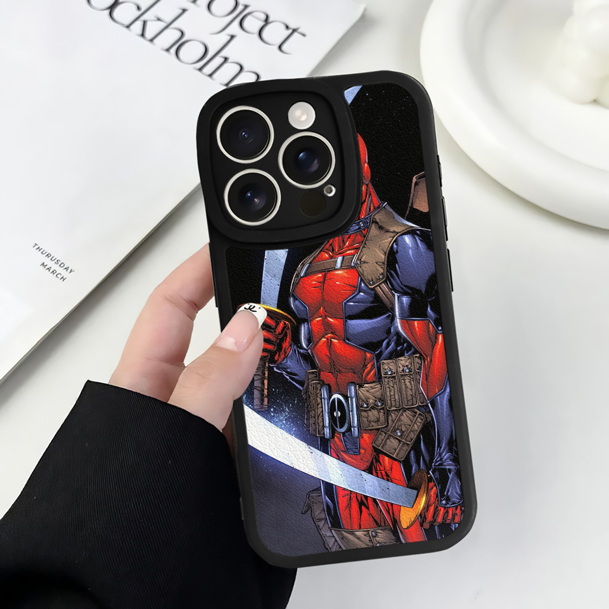 （画像用） Deadpool デッドプール 【iPhone 16シリーズ対応】シリコンスマホケース（レザー調） 材質：シリコン